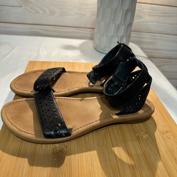 UGG Black and Tan Leather Sandals - Picture 5 of 11
